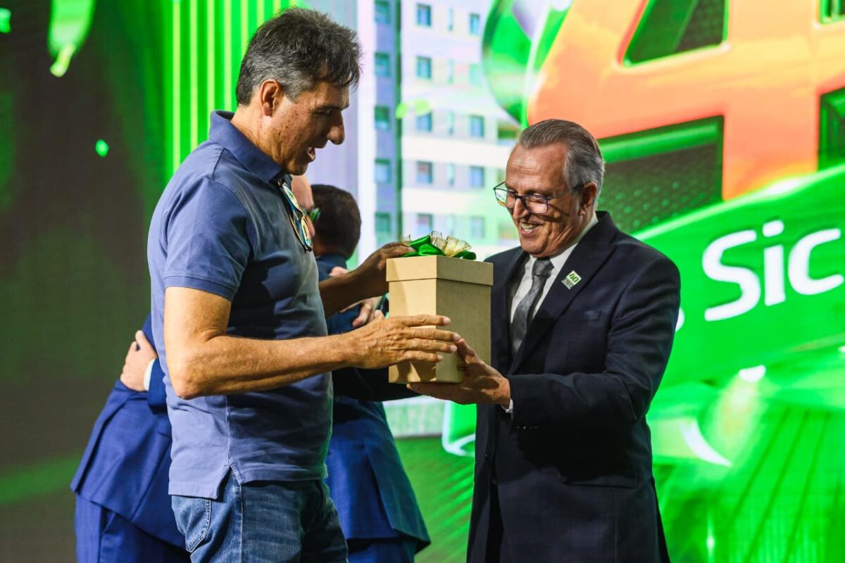 Com colaboradores e associados, Sicredi Dexis comemora 40 anos e entrega 5 apartamentos